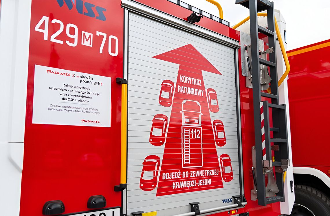 Nocna akcja straży pożarnej w Pilawie. Mężczyzna uwięziony w podnośniku