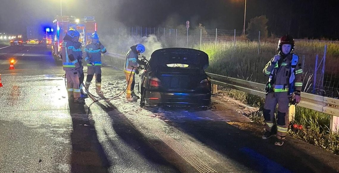 Nocny pożar auta na S17. Kierowca miał ponad dwa promile i próbował uciec