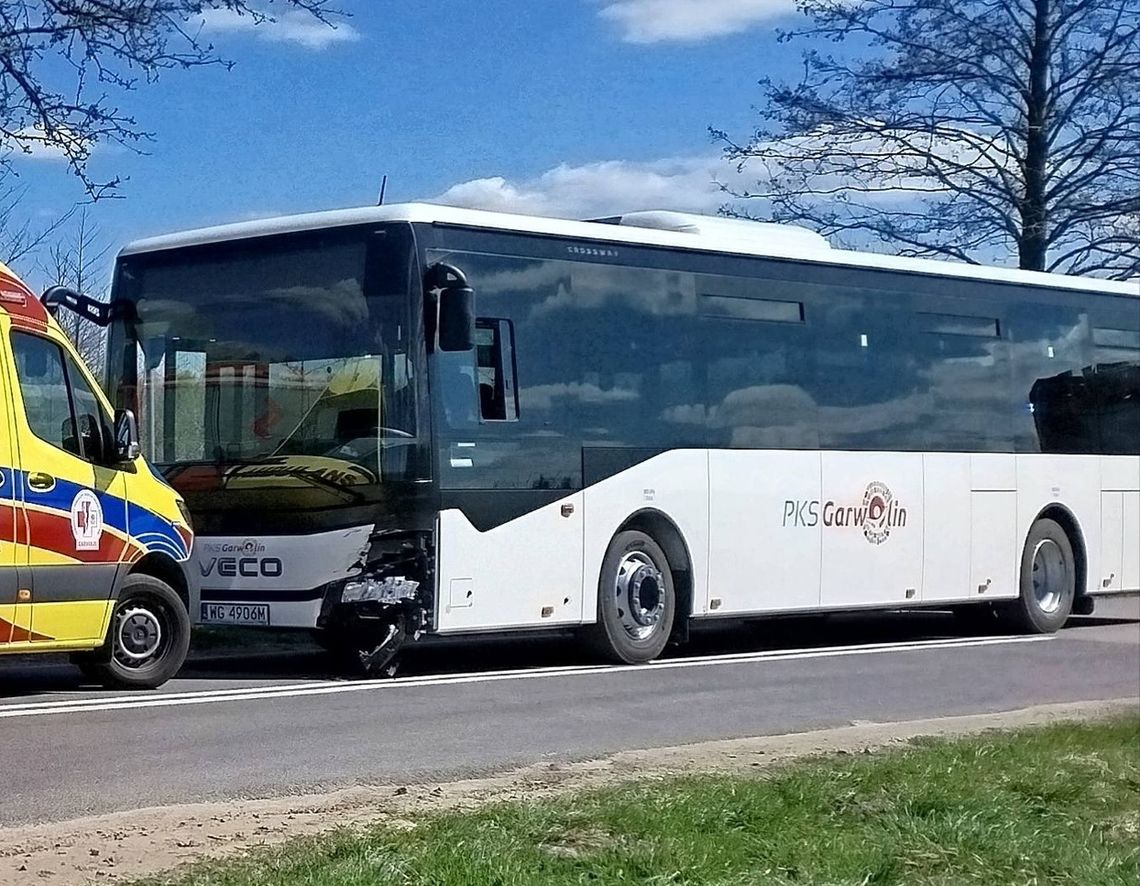 Nowiutki autobus PKS zderzył się z osobówką