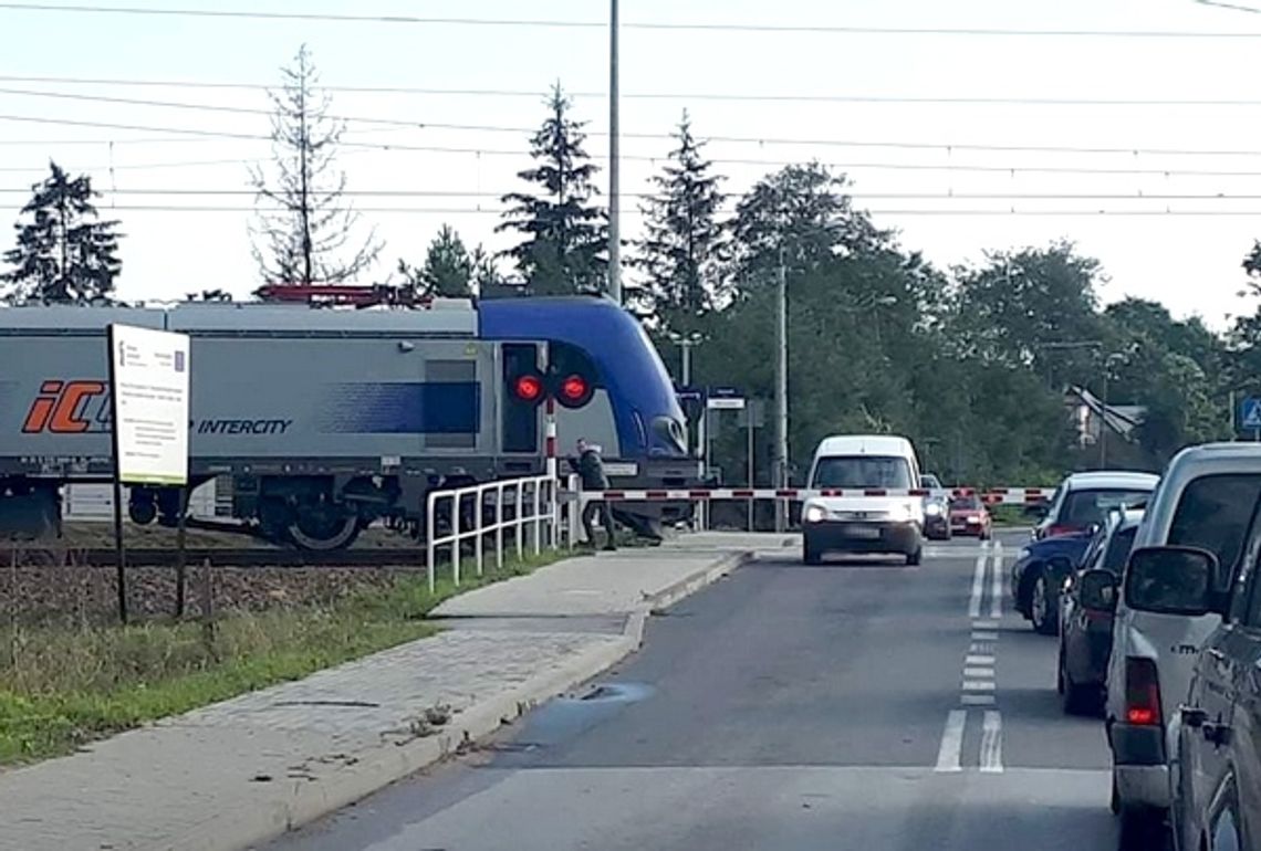 O włos od tragedii na przejeździe kolejowym