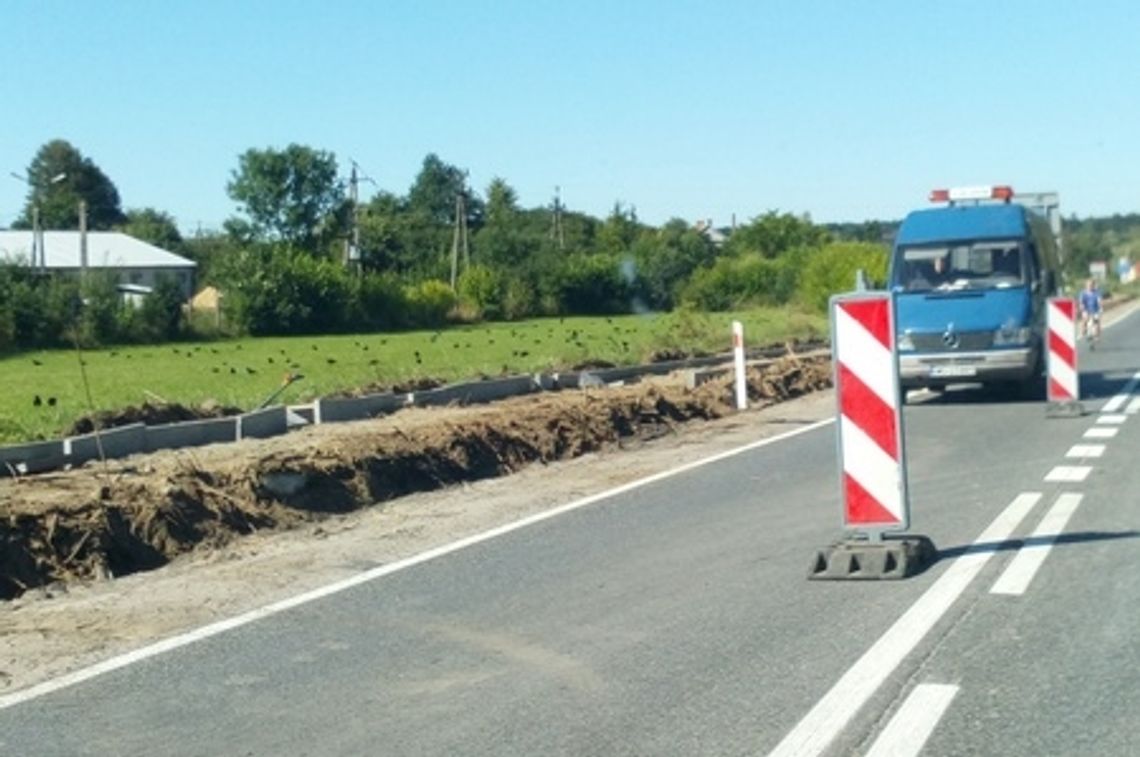 Od obwodnicy do Woli Rębkowskiej po ?chodniku?