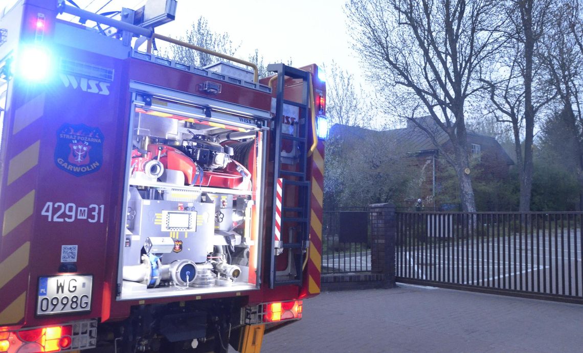 Ogień w pustostanie tuż przy szkole [wideo]