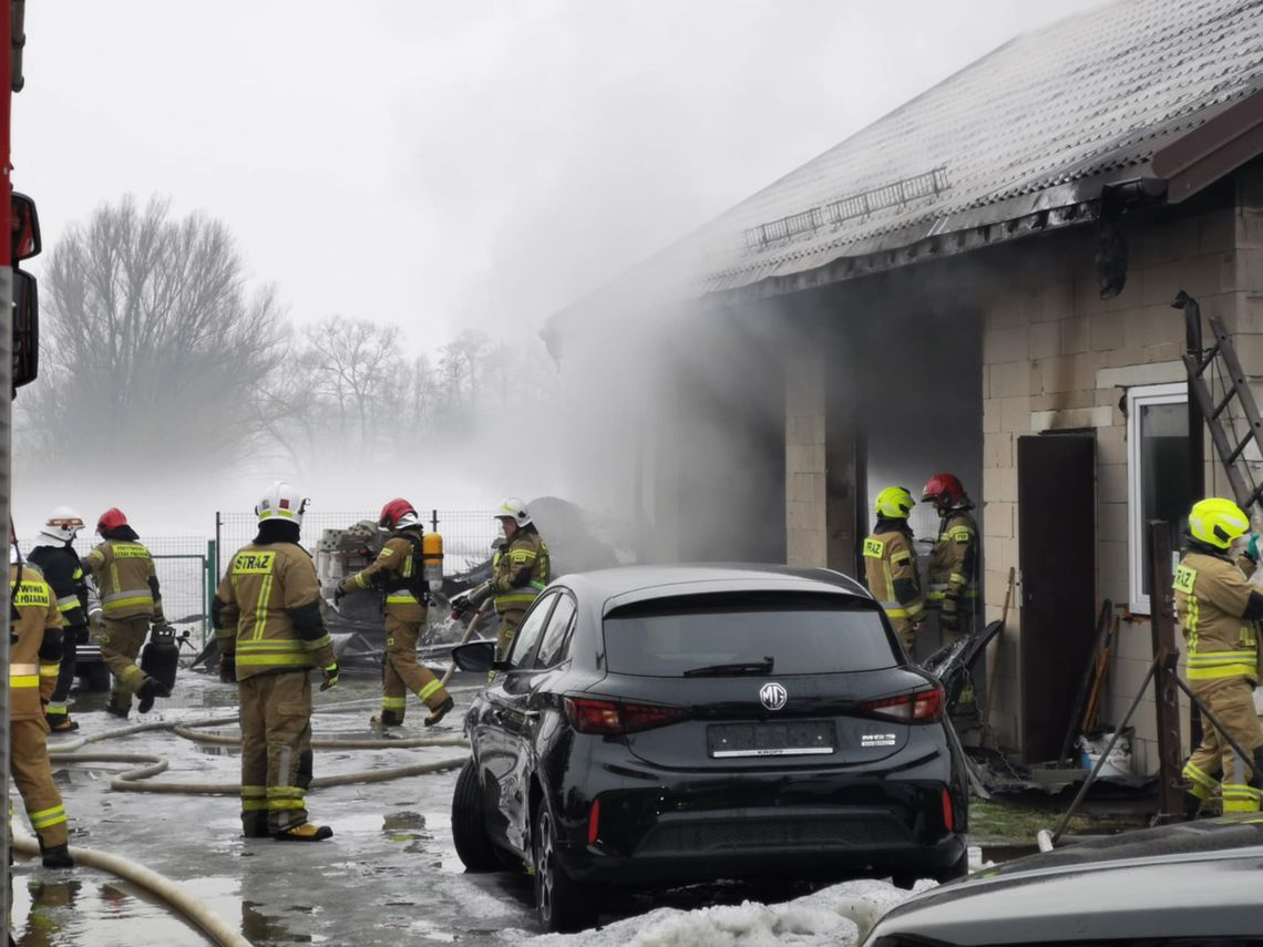 Ogień w warsztacie. Poparzony mężczyzna [wideo]