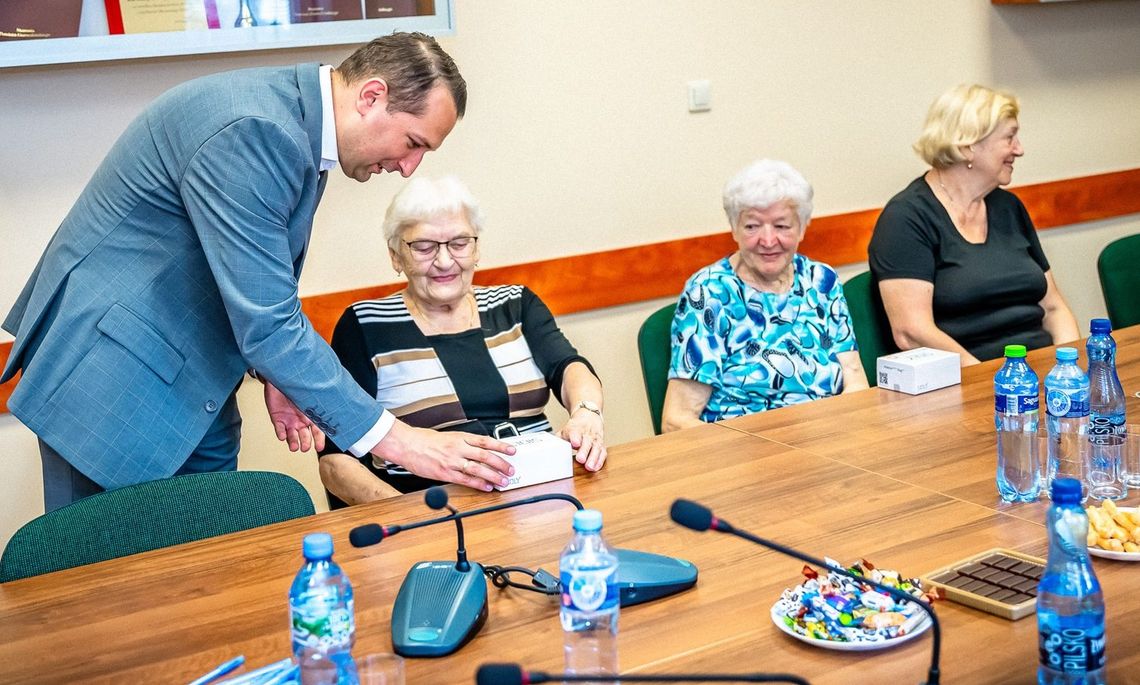 Opaski bezpieczeństwa dla seniorów z Gminy Łaskarzew. Nowoczesne wsparcie już działa