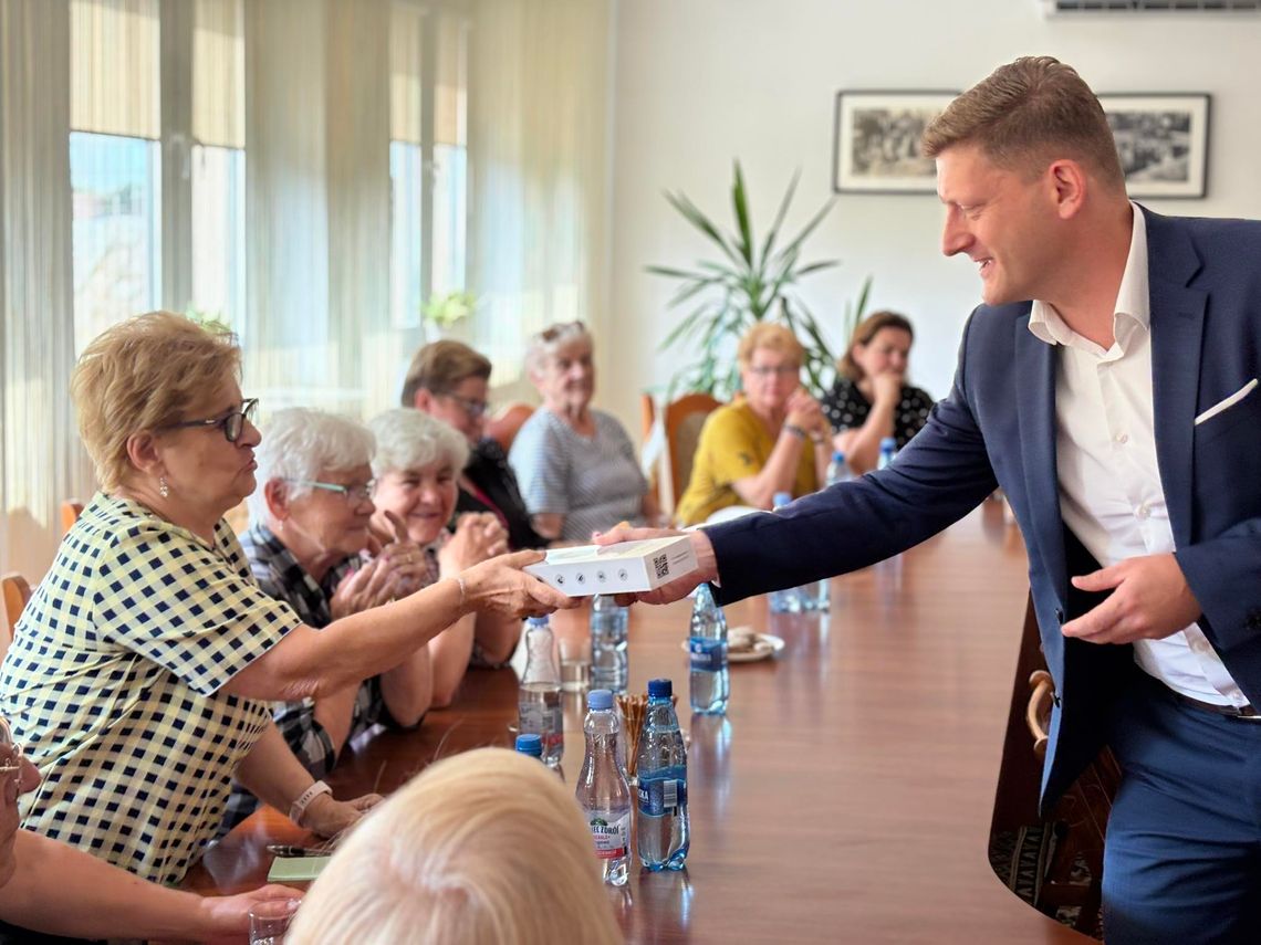 Opaski życia dla łaskarzewskich seniorów – bezpieczeństwo na wyciągnięcie ręki