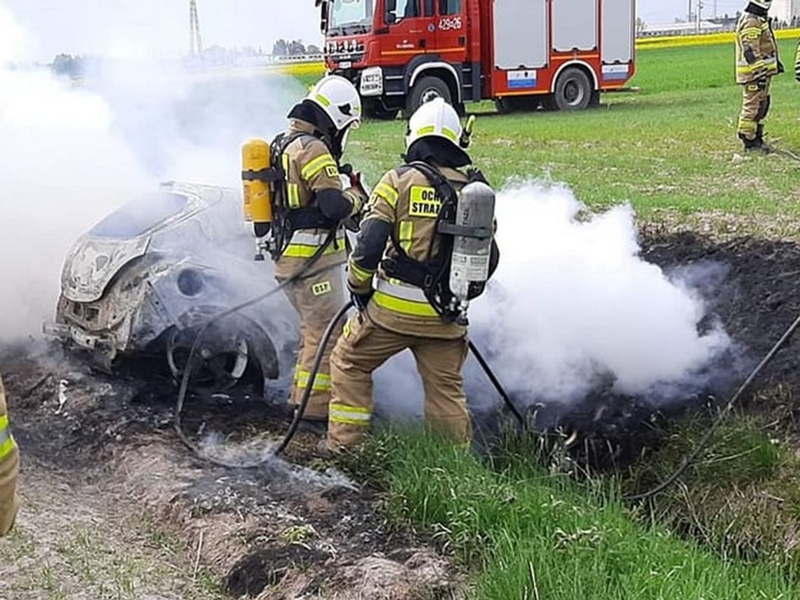 Opel wjechał do rowu i stanął w płomieniach. Nie żyje kierowca