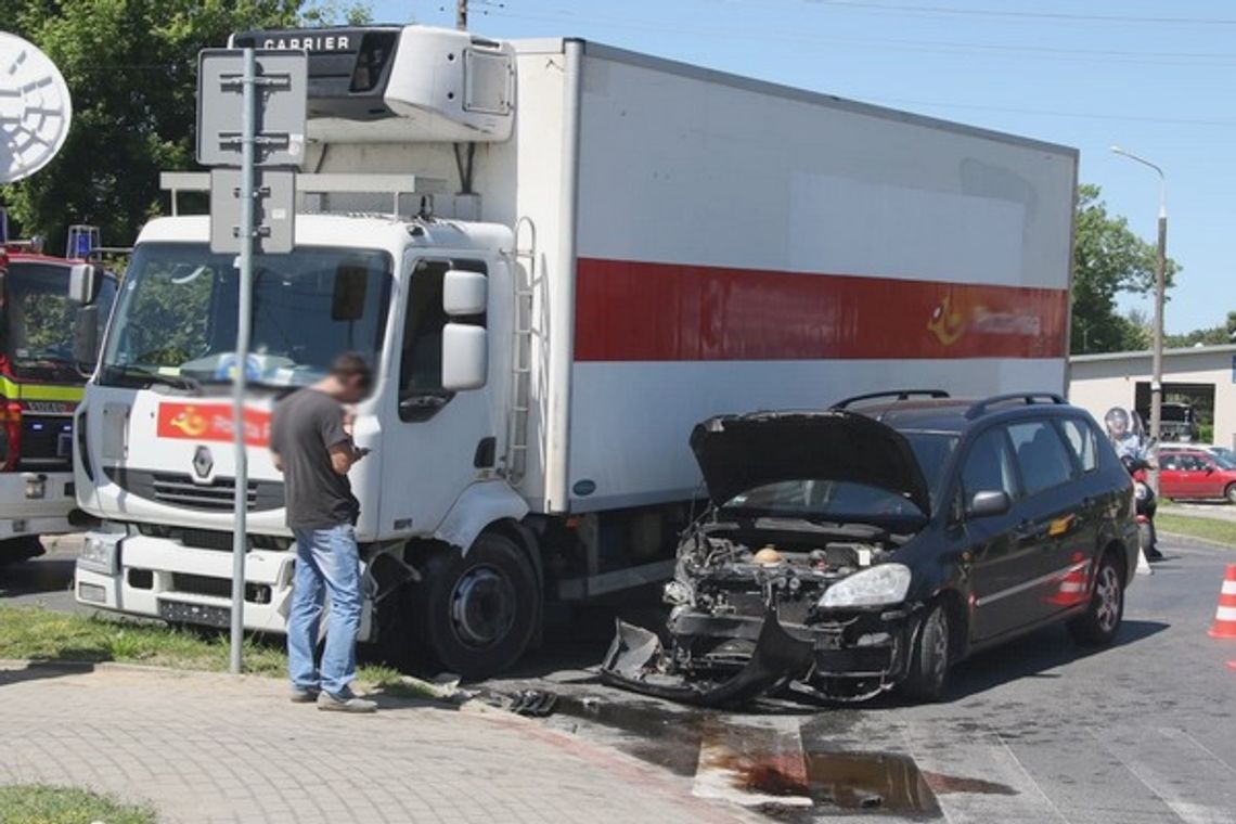 Osobówka zderzyła się z ciężarówką. 8-latka w szpitalu