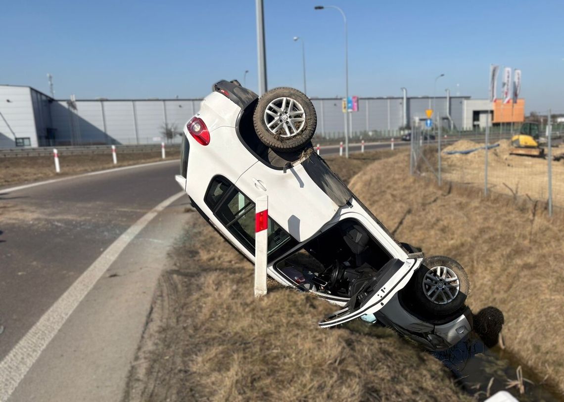 Pięciu młodych mężczyzn w dachującym aucie. Policja przypomina o ostrożności