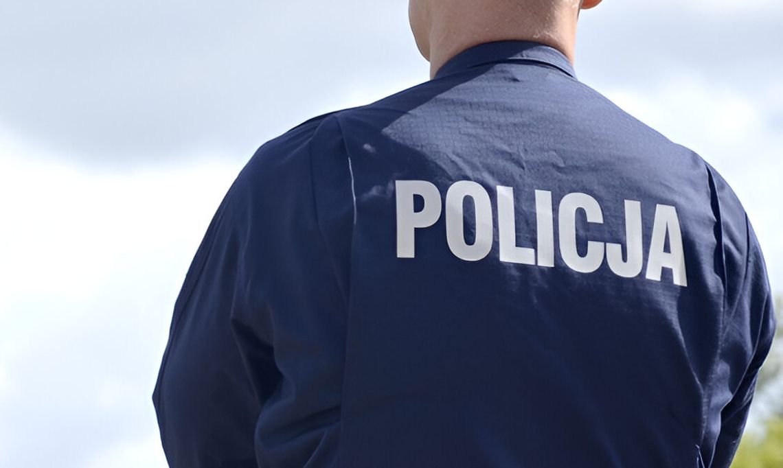 Pijany dzielnicowy w radiowozie z kobietą z interwencji. Jest zawieszenie i procedura wydalenia ze służby