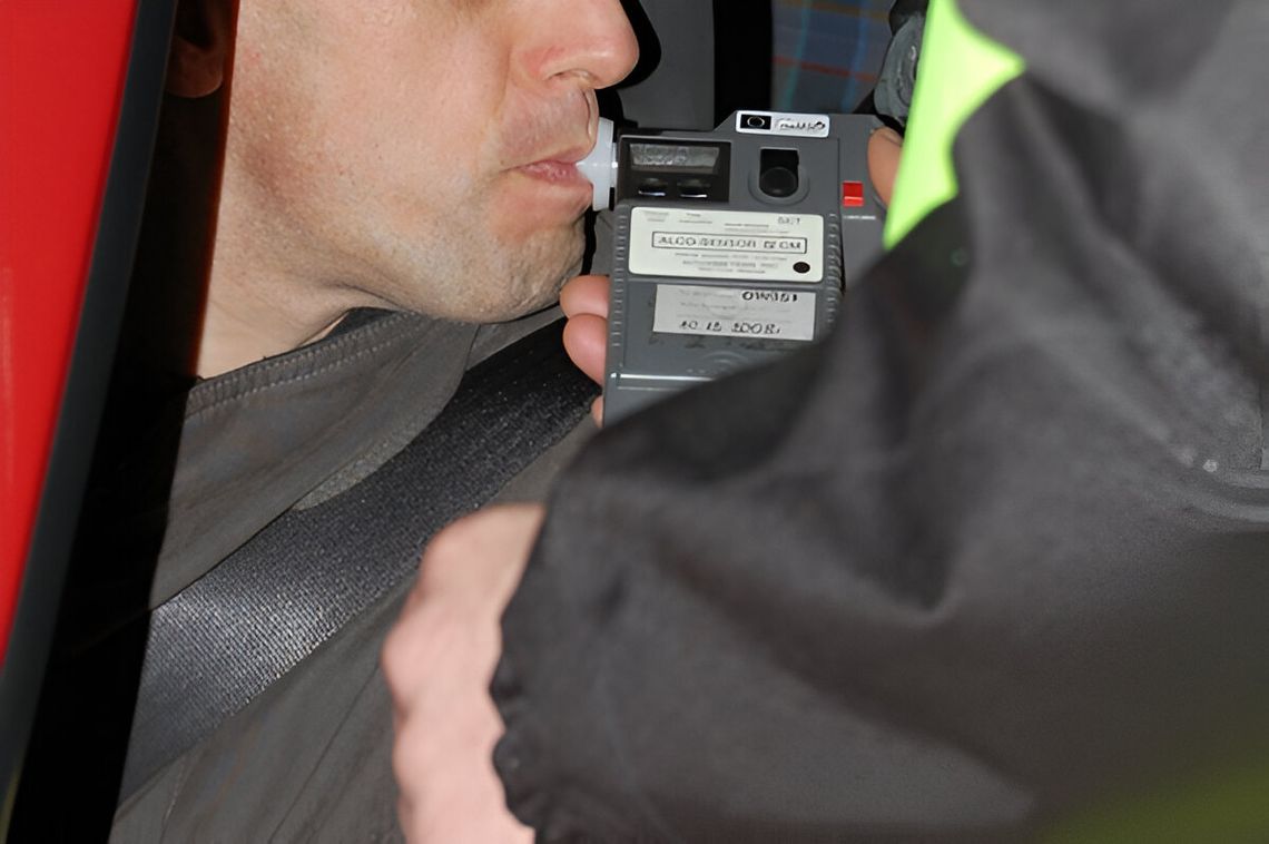 Pijany i bez prawa jazdy prowadził auto. Obok siedziała trzeźwa matka Pijany i bez prawa jazdy prowadził auto. Obok siedziała trzeźwa matka