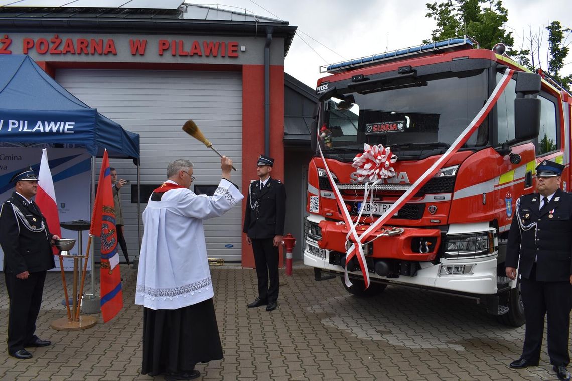 Pilawa: Nowy wóz strażacki i odznaczenia dla druhów