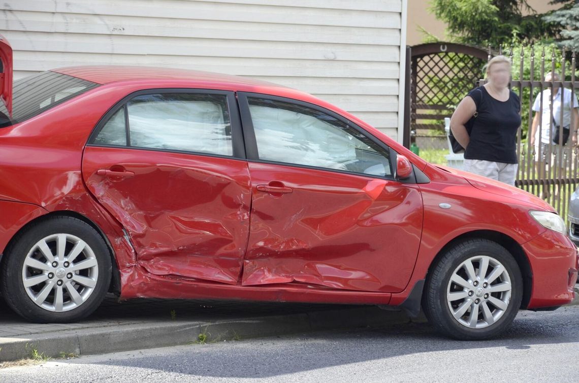 Po zderzeniu na skrzyżowaniu auto uderzyło w budynek