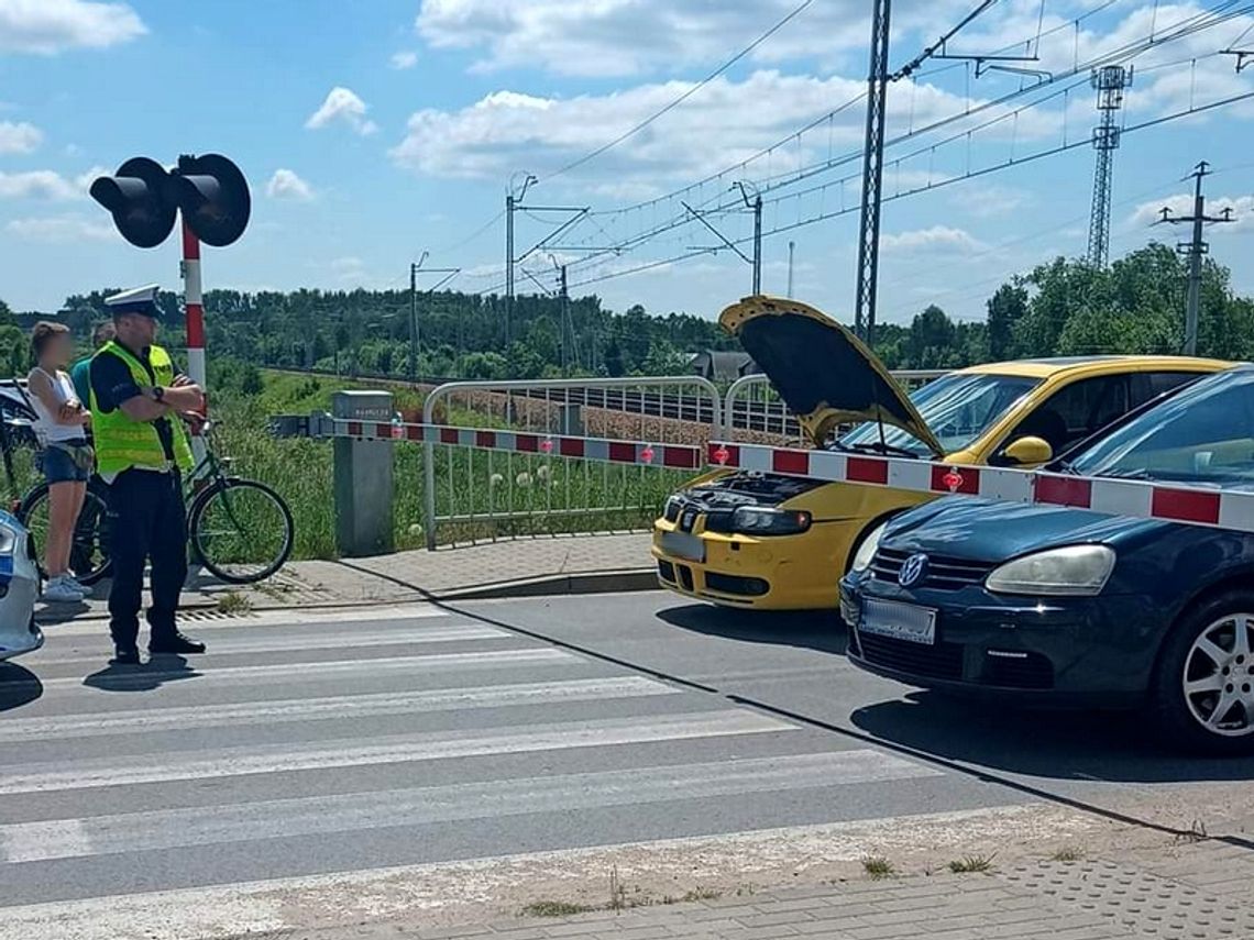 Podczas oględzin aut zamknął się szlaban