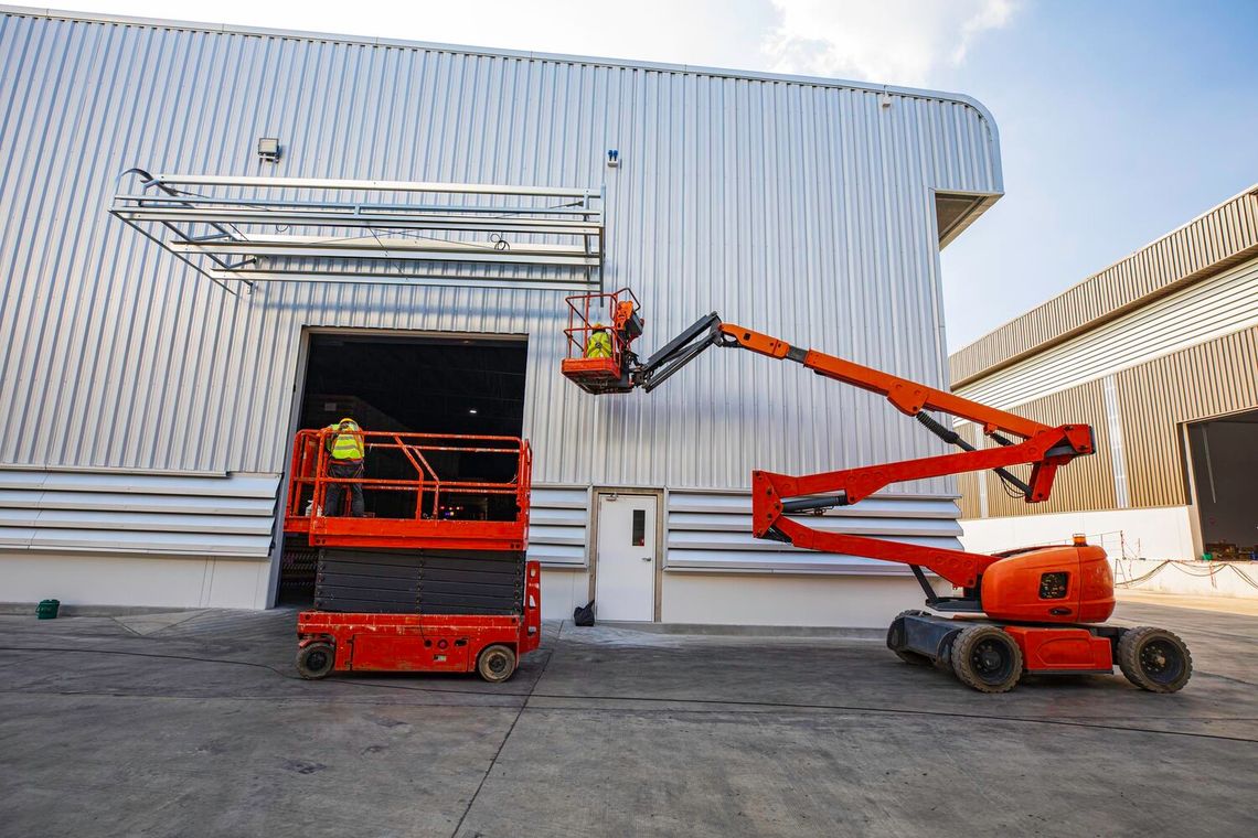 Podnośnik nożycowy elektryczny - zasady bezpieczeństwa i obsługi