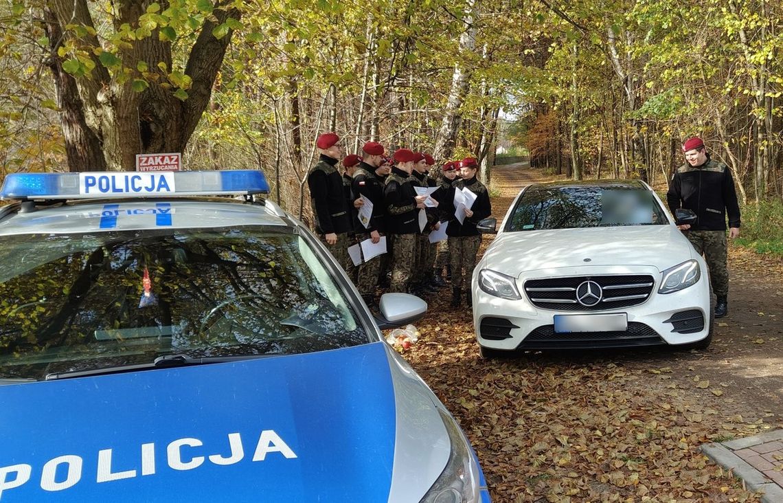 Policjanci i uczniowie klas mundurowych promowali bezpieczeństwo na drogach Policjanci i uczniowie klas mundurowych promowali bezpieczeństwo na drogach