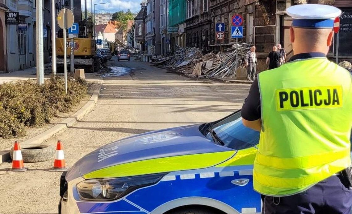 Policjanci z Garwolina pomagają na terenach popowodziowych