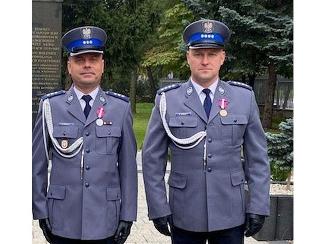 Policjanci z medalami za długoletnią służbę