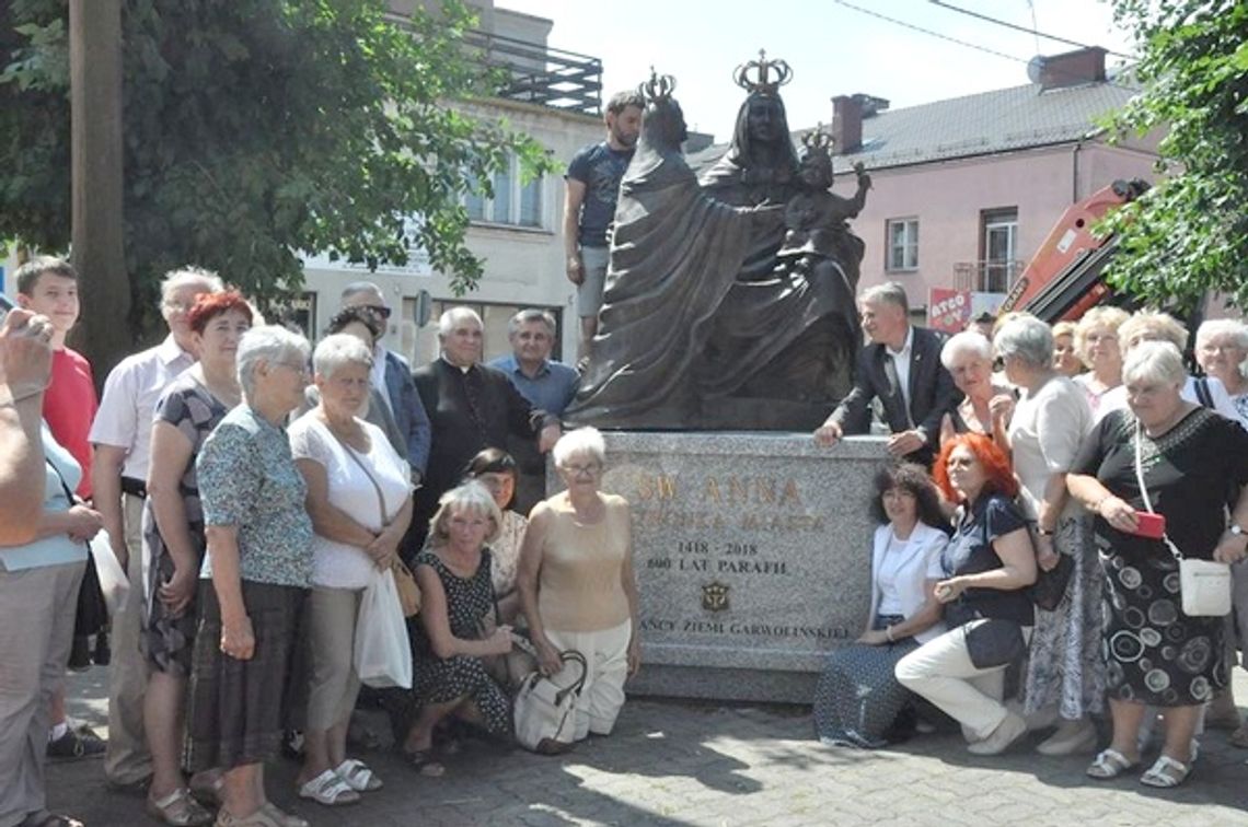 Pomnik św. Anny stanął przed kolegiatą