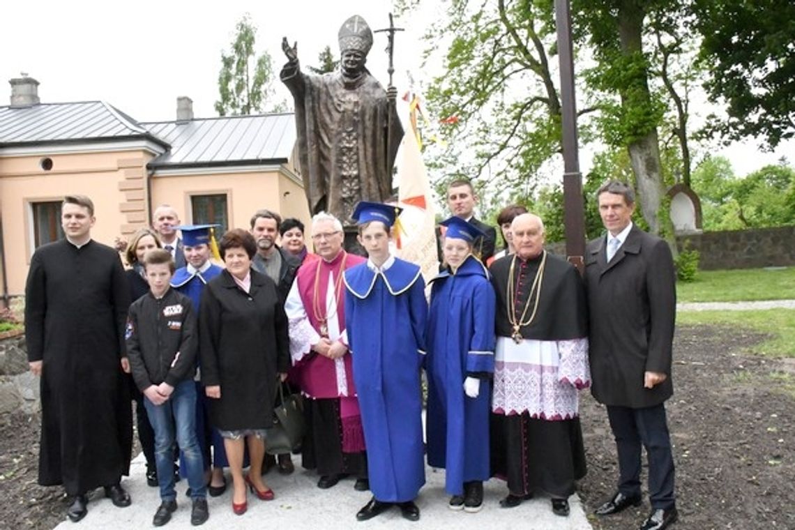 Pomnik Świętego Papieża w Miastkowie Kościelnym