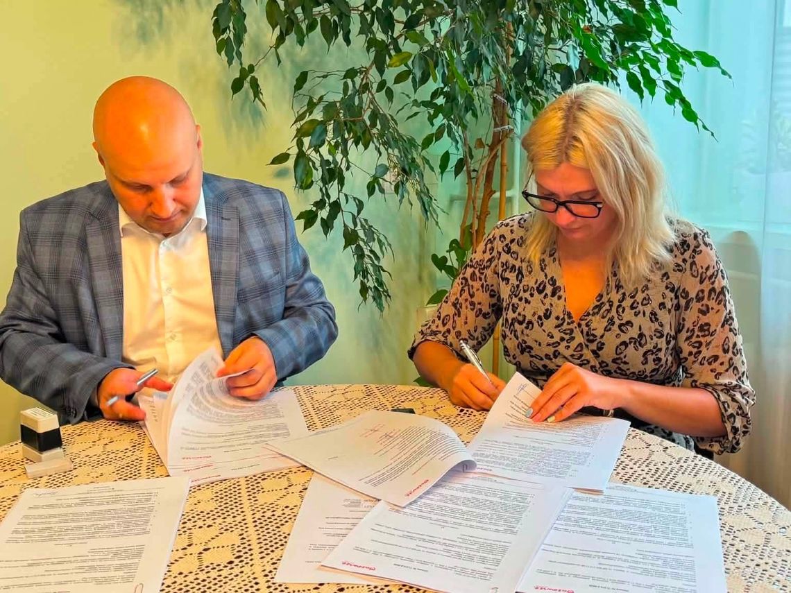 Ponad 1,19 mln zł na modernizację bieżni i „Orlika” w Garwolinie. Umowy podpisane Ponad 1,19 mln zł na modernizację bieżni i „Orlika” w Garwolinie. Umowy podpisane