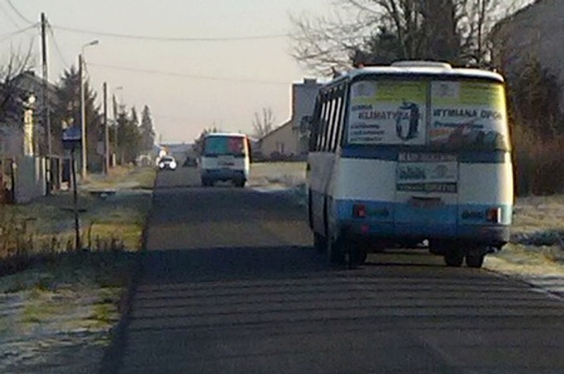 Ponad godzinę stali na mrozie. Czekali na autobus PKS