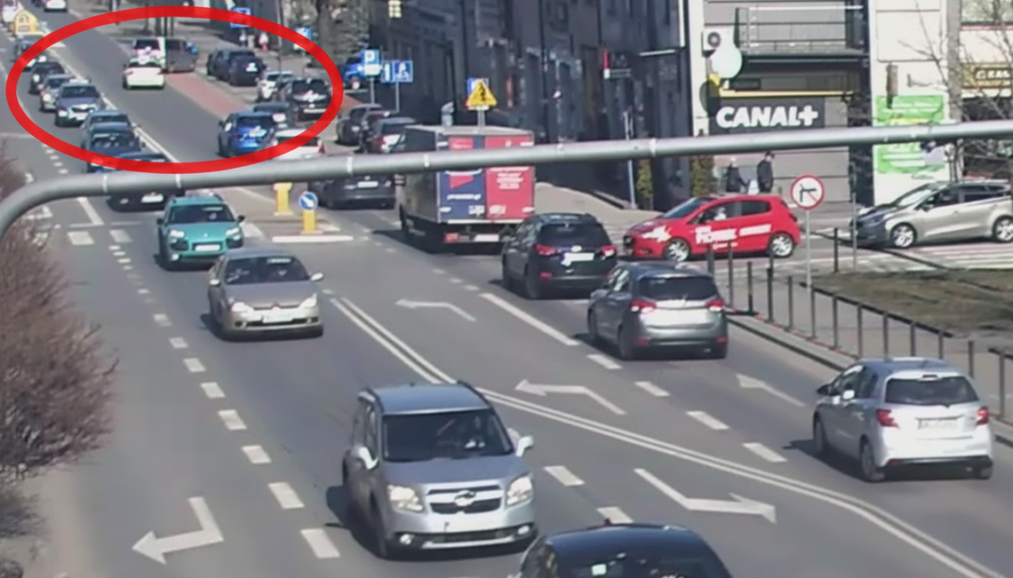 Potrącenie rowerzystki w centrum Garwolin. Nagranie ku przestrodze [wideo]