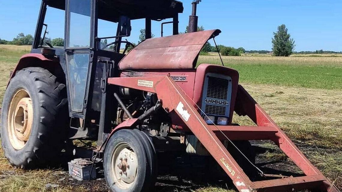 Pożar ciągnika na łące