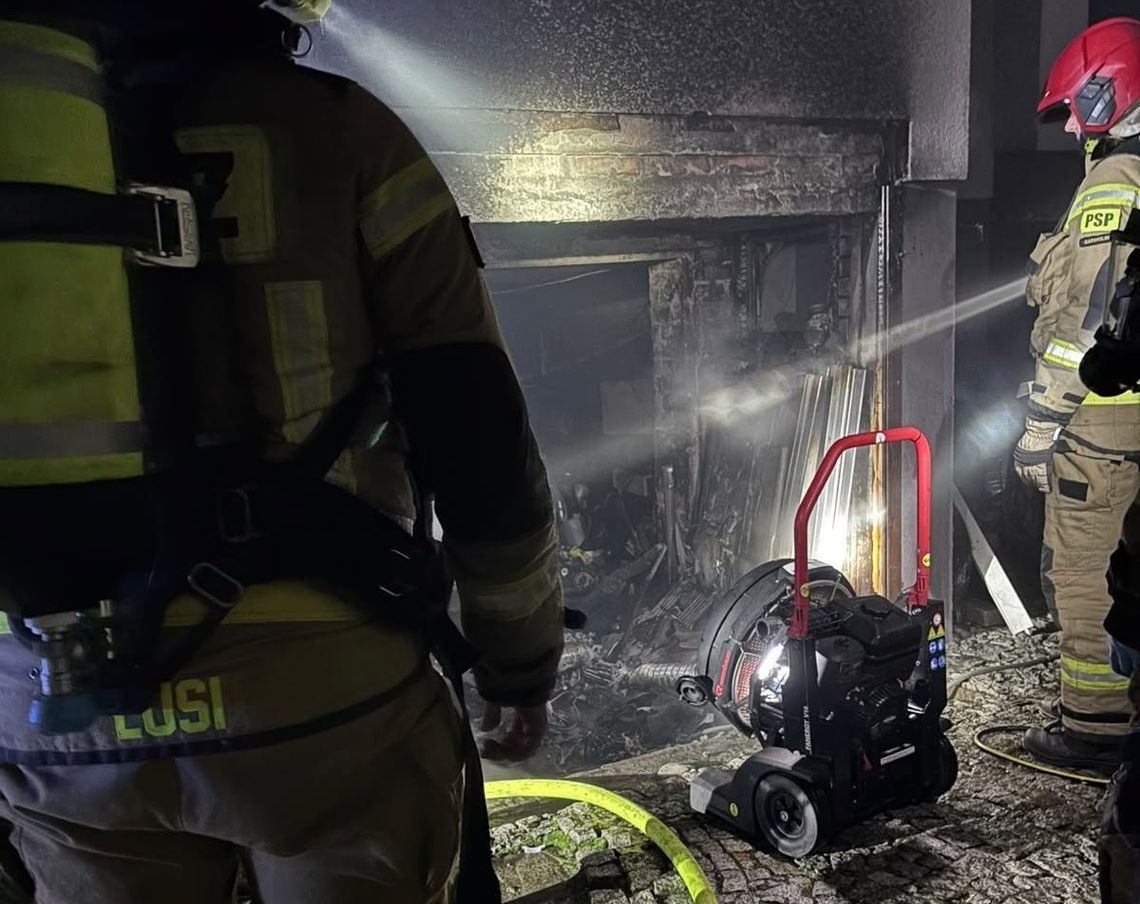Pożar garażu w Pilawie. Cztery zastępy straży pożarnej w akcji Pożar garażu w Pilawie. Cztery zastępy straży pożarnej w akcji