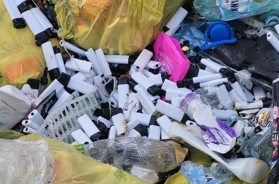 Pożar odpadów w śmieciarce. W środku… zapalniczki