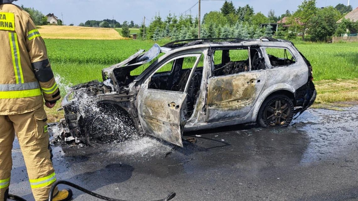 Pożar osobówki w gm. Sobolew