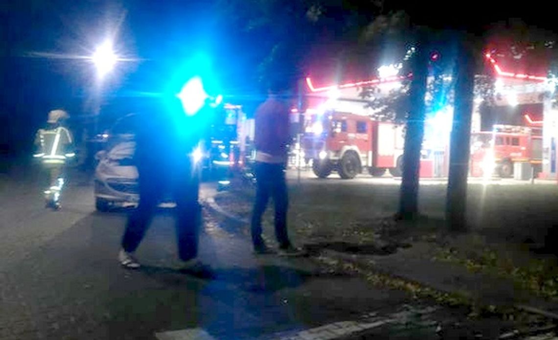 Pożar samochodu na Orlenie. Ogień ugasił kasjer