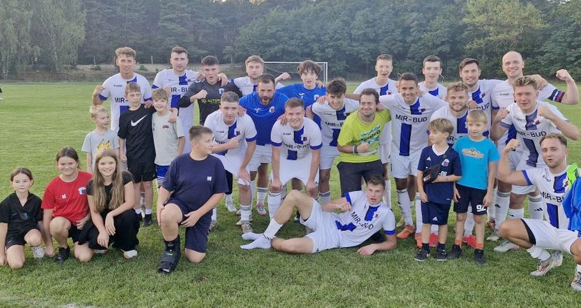 Promnik wygrywa derby, Orzeł gromi rywala