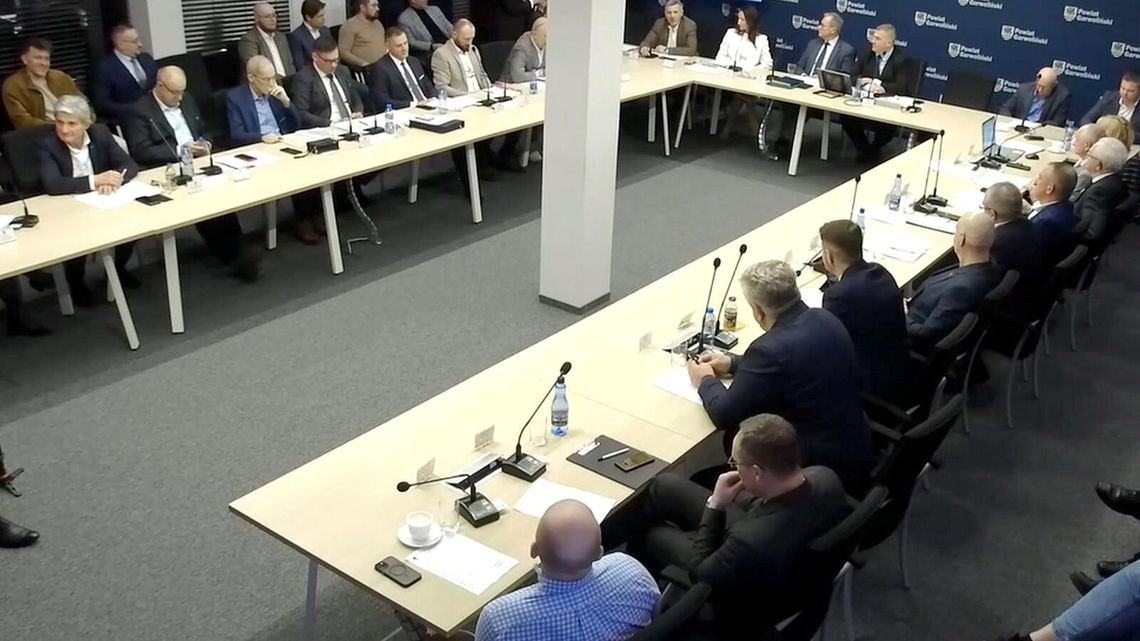 „Prywatny folwark” czy „polityczny PR”? Spór o zdjęcie w starostwie