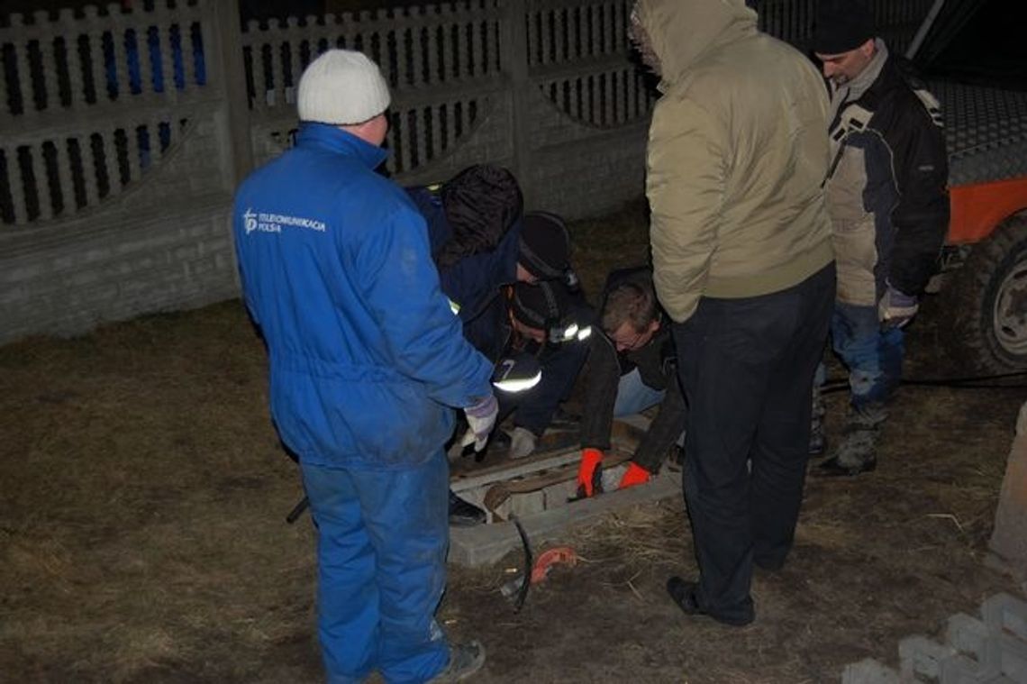 Przecięty światłowód z policją w tle