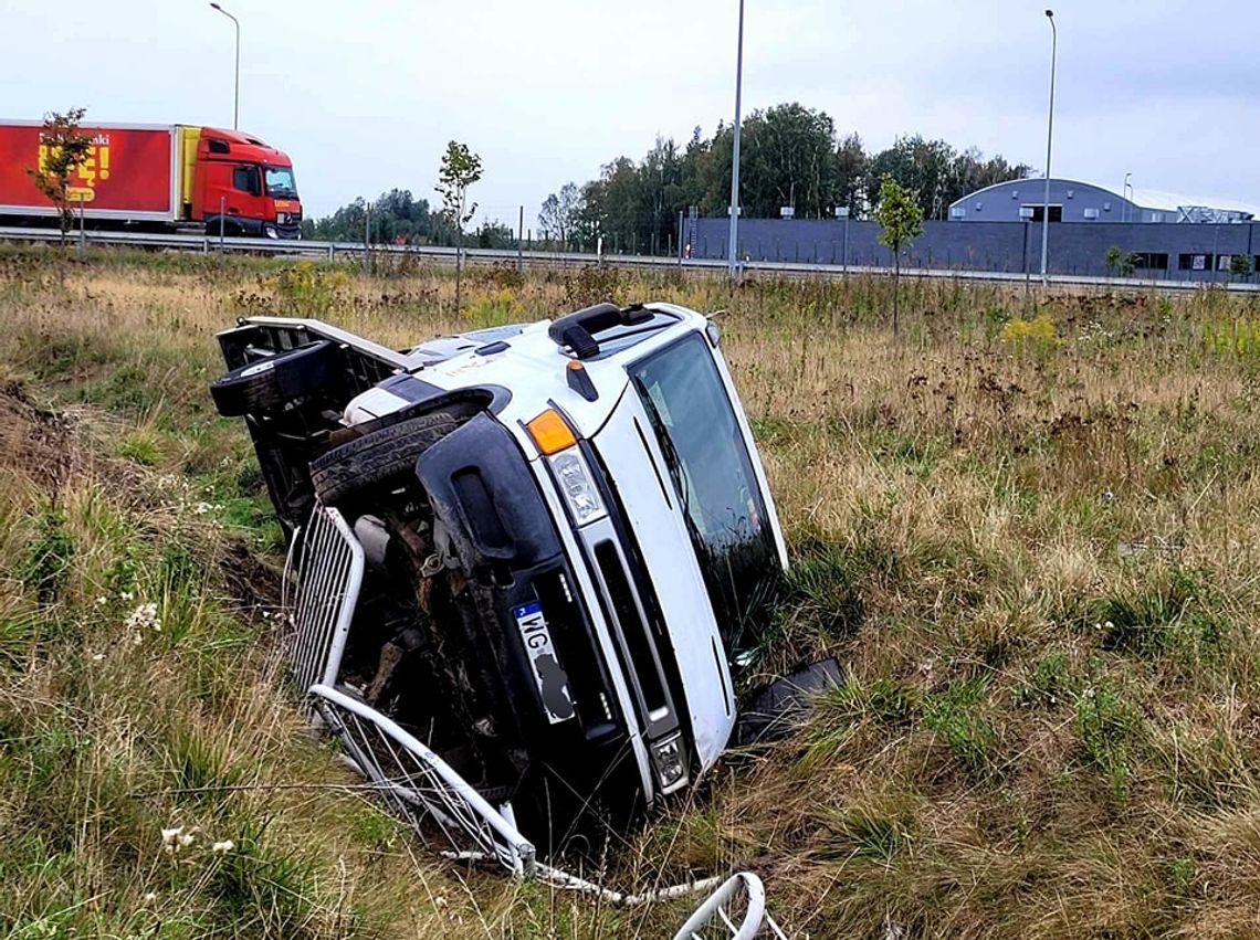 Przewoził lawetą auto. Wpadł do rowu