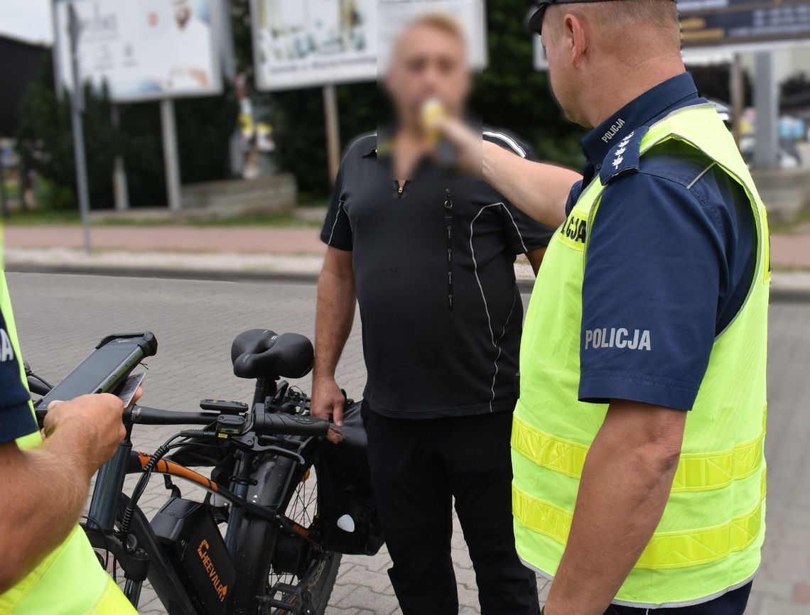 Przewrócił się na hulajnodze elektrycznej prosto na auta