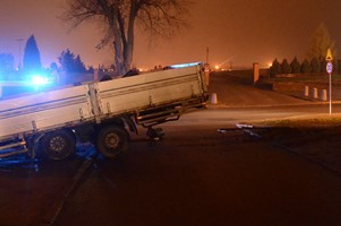 Przyczepa stoczyła się z górki. O krok od tragedii