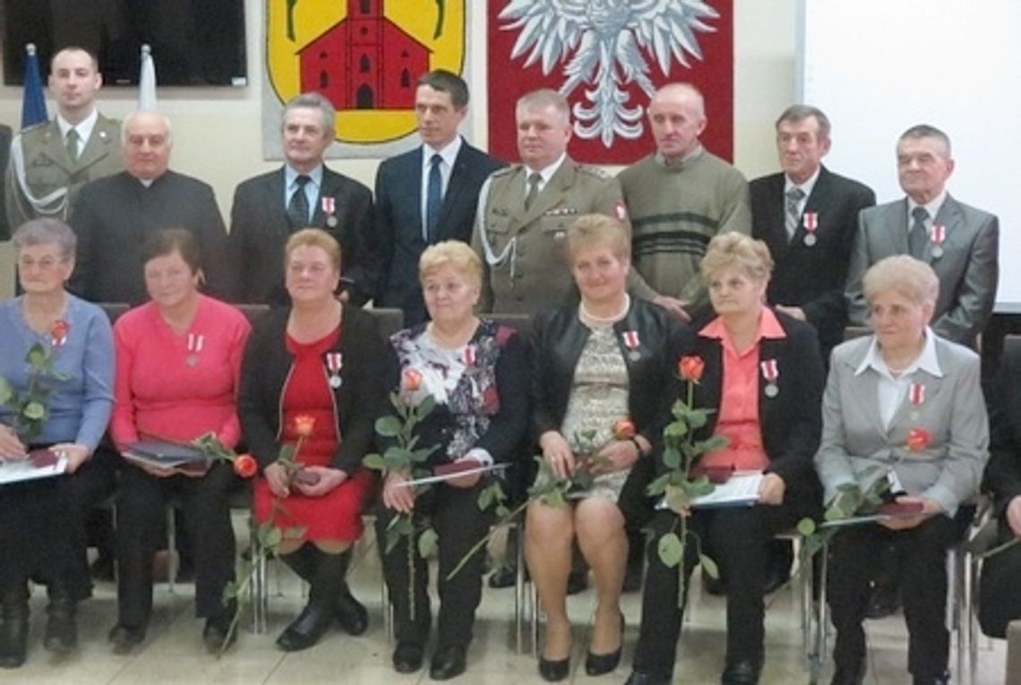 Rodzice żołnierzy odznaczeni wojskowymi medalami