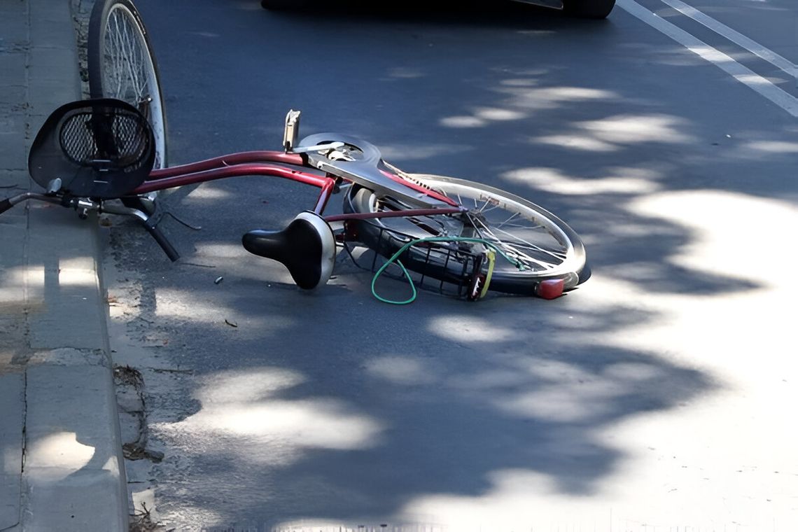 Rowerzysta z promilami wjechał w samochód Rowerzysta z promilami wjechał w samochód