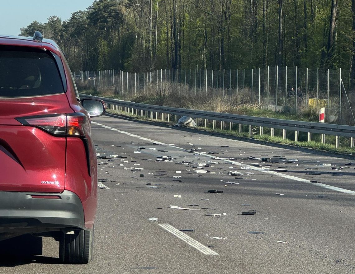 Rozsypane śmieci na S17. Efekt? Kolizja dwóch aut