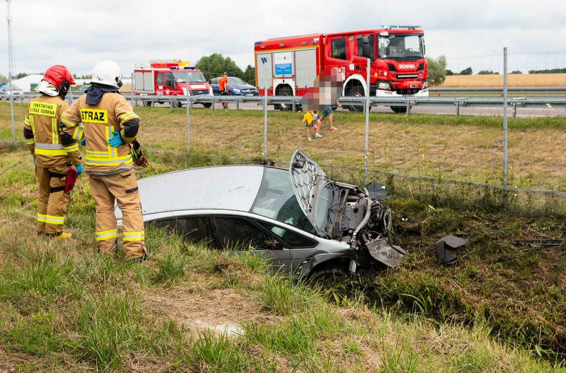 S17: Zasnął za kierownicą i wjechał do rowu