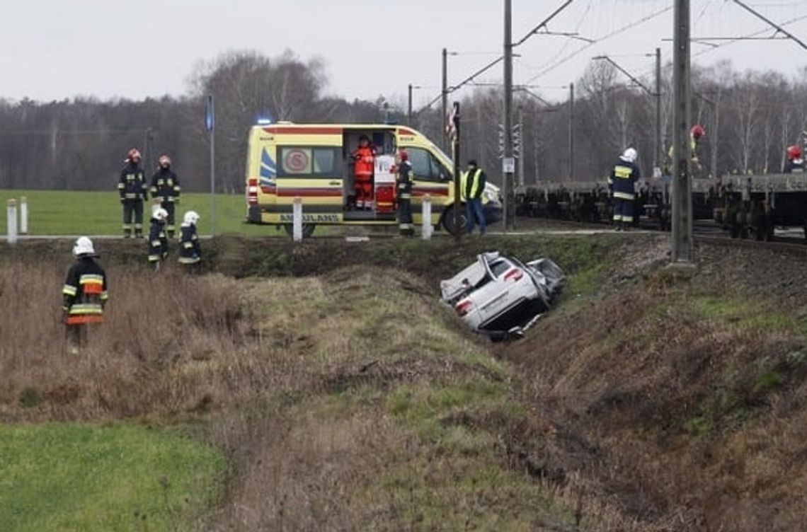 Samochód wjechał pod pociąg towarowy