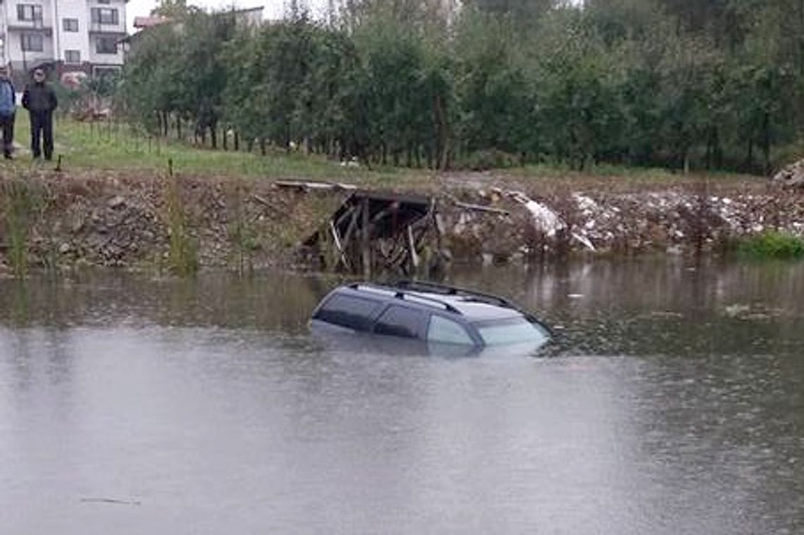 Samochodem wjechał do stawu