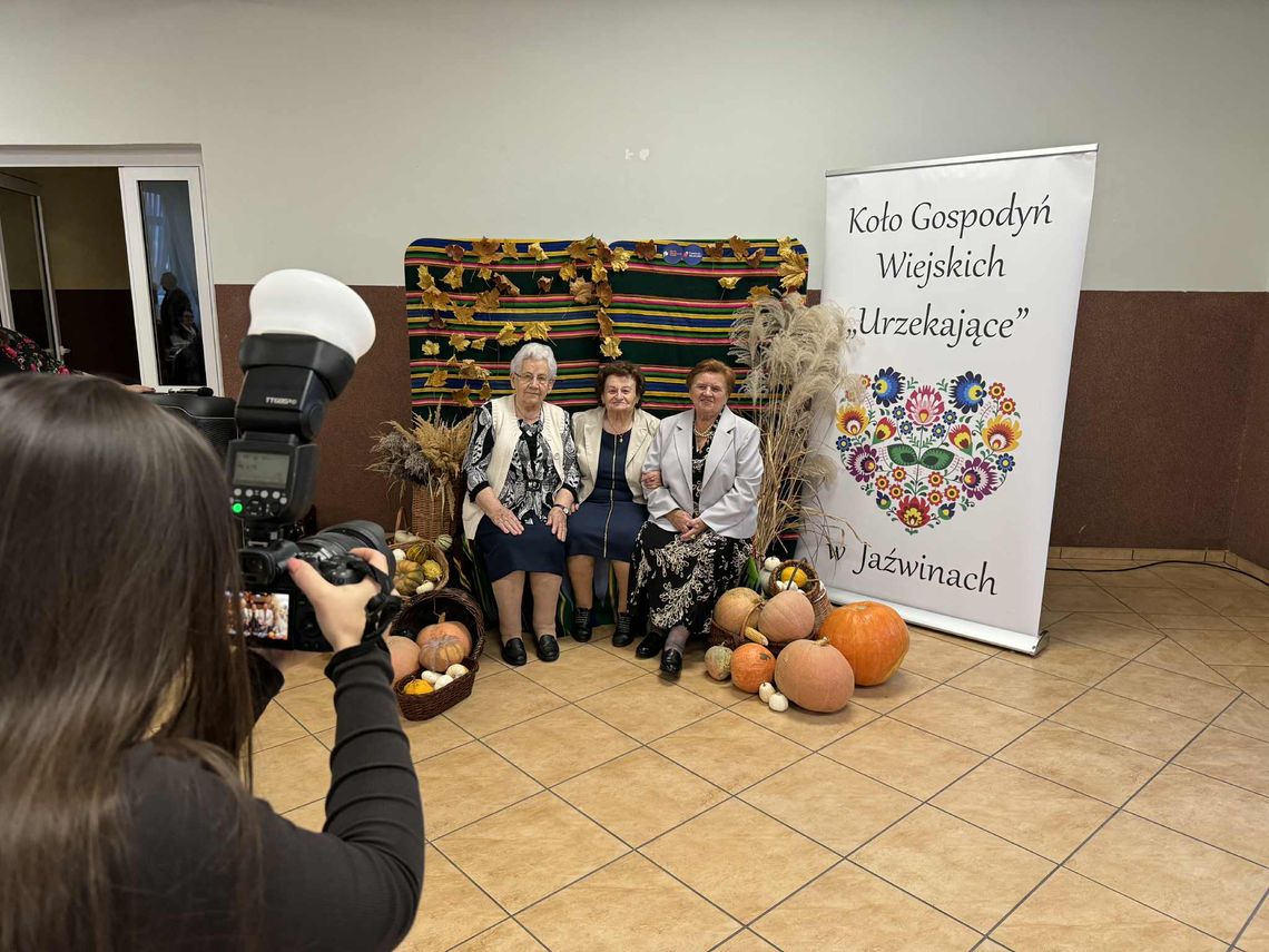 Seniorzy w obiektywie  - jesienne wspólne chwile w Jaźwinach