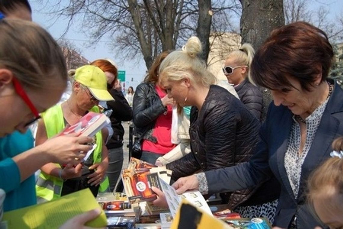 SLD rozda książki na Dzień Dziecka