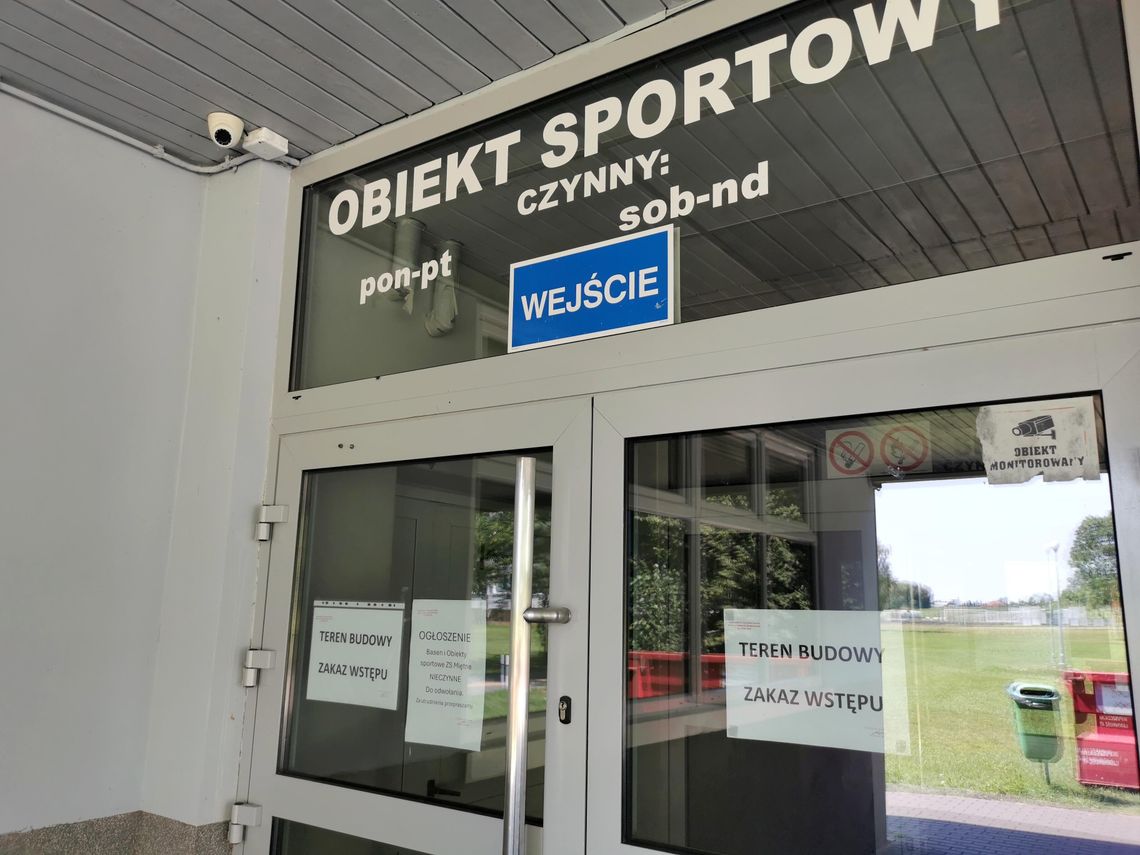 Spór o dach basenu w Miętnem. Radni odpowiadają staroście i pytają o opóźnienia