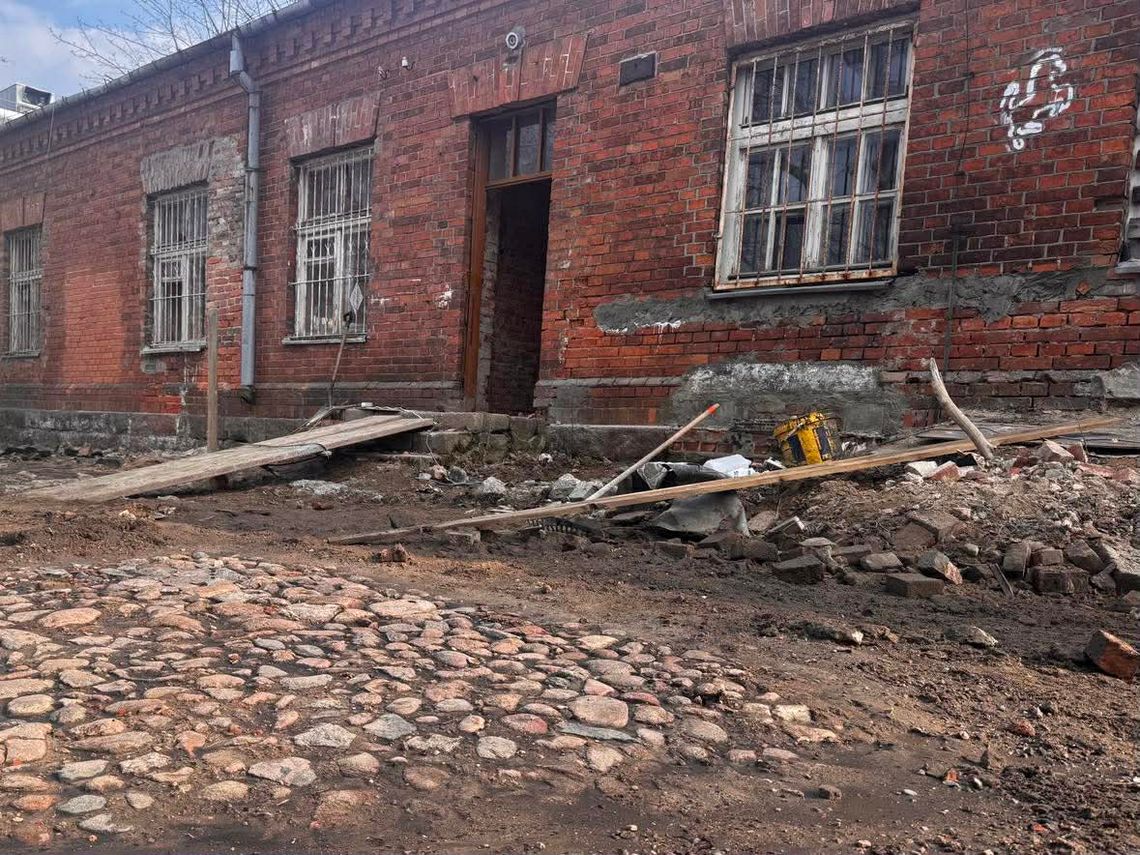 Spór o historyczny bruk przy dawnej pralni w Koszarach. Była kontrola konserwatora