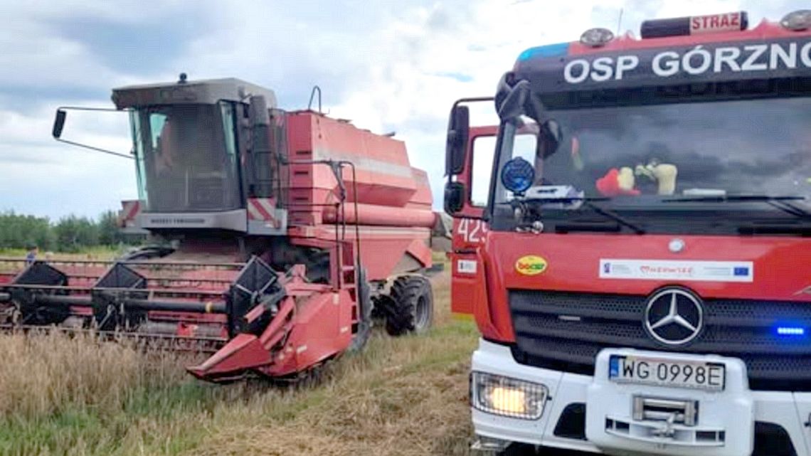 Strażacy gasili płonący kombajn