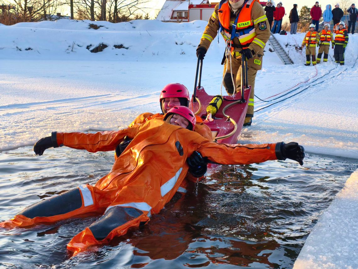 Strażacy ostrzegają przed lodem. Edukacyjne pokazy w ramach akcji „Bezpieczne ferie 2026"