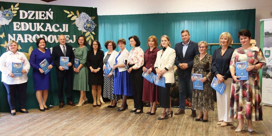 Święto edukacji w Żelechowie. Nauczyciele i dyrektorzy z nagrodami burmistrz